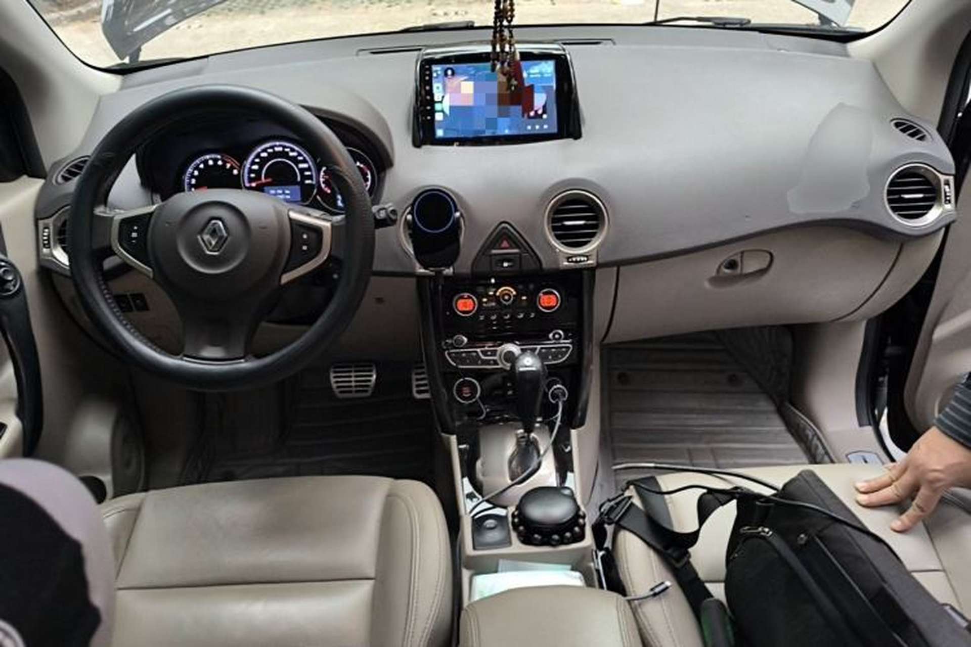 Used Renault Koleos 2013 2.5L Two-Wheel Drive Comfort Edition Center Console