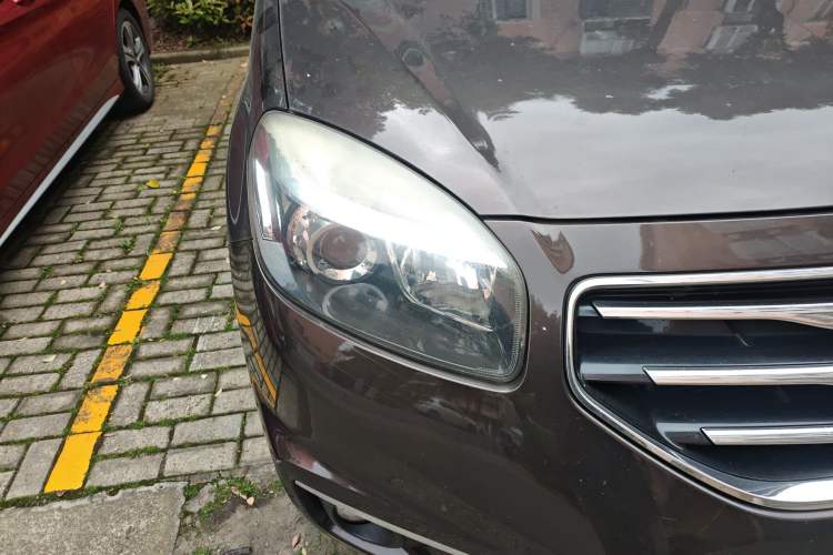 Used Renault Koleos 2013 2.5L Two-Wheel-Drive Urban Edition Right Front Headlight
