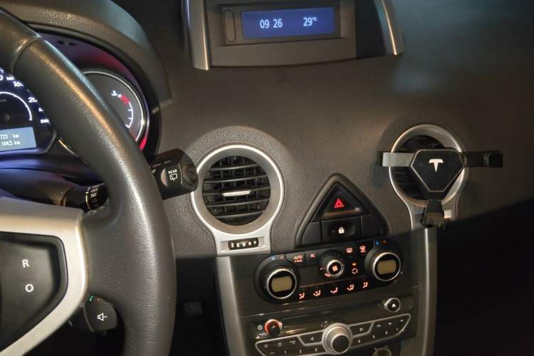 Used Renault Koleos 2013 2.5L Two-Wheel-Drive Urban Edition Audio And AC Panel