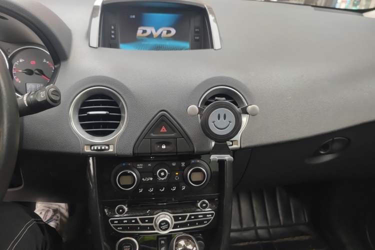 Used Renault Koleos 2013 2.5L Two-Wheel Drive Comfort Edition Audio And AC Panel