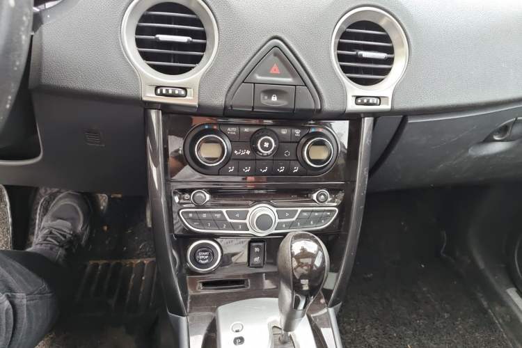 Used Renault Koleos 2013 2.5L Two-Wheel Drive Comfort Edition Audio And AC Panel