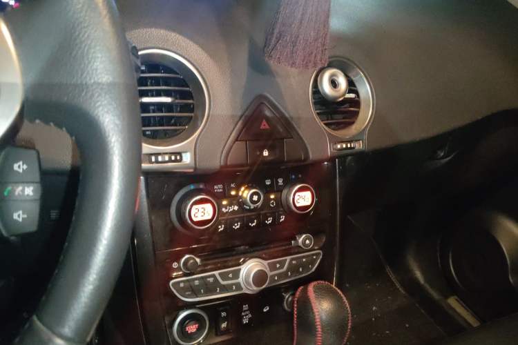 Used Renault Koleos 2013 2.5L 4x4 Comfort Edition Audio And AC Panel