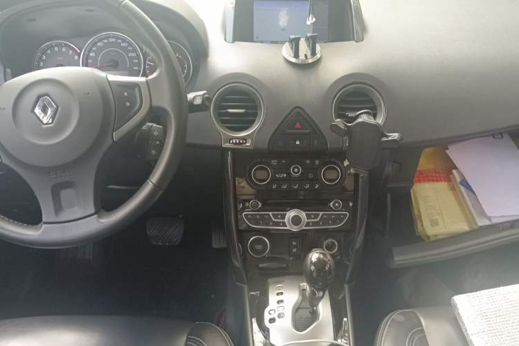 Used Renault Koleos 2013 2.5L Two-Wheel Drive Comfort Edition Audio And AC Panel