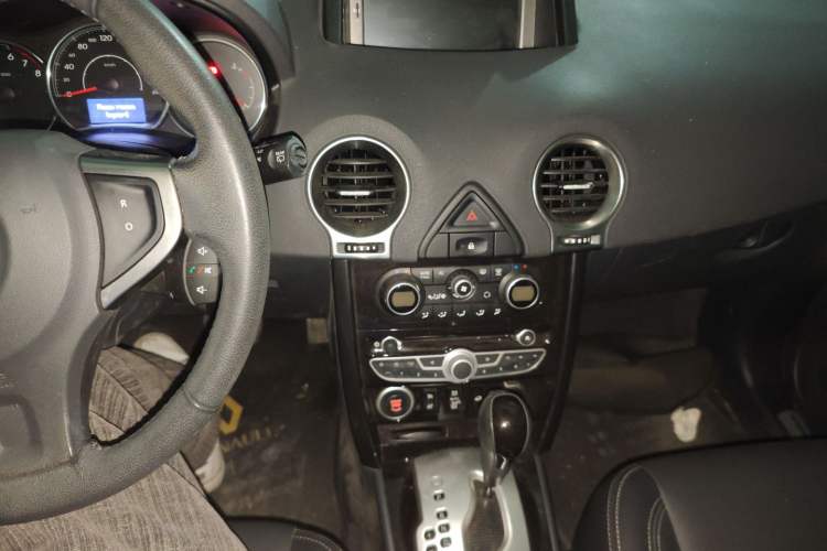 Used Renault Koleos 2013 2.5L 4x4 Comfort Edition Audio And AC Panel