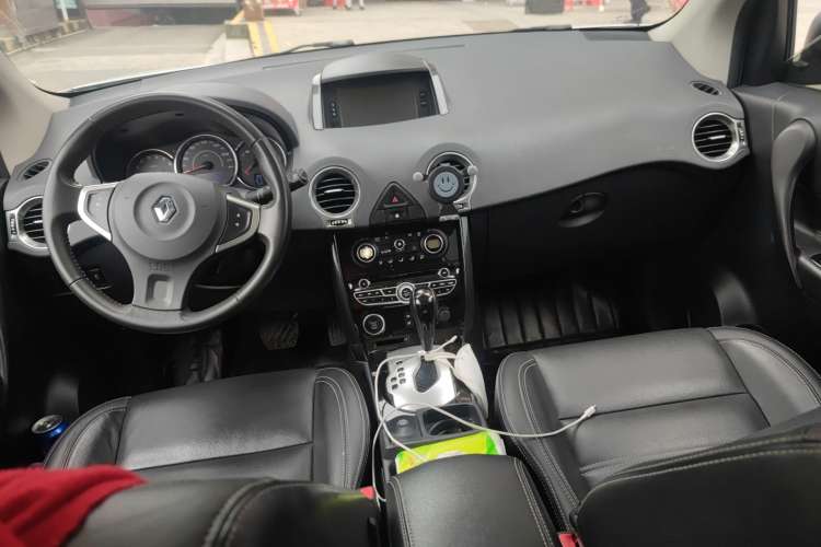 Used Renault Koleos 2013 2.5L Two-Wheel Drive Comfort Edition Center Console