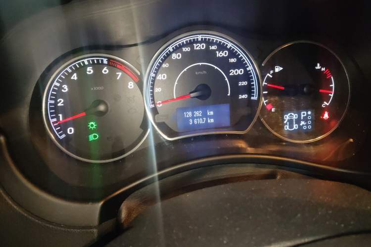 Used Renault Koleos 2013 2.5L 4x4 Comfort Edition Odometer Close Up