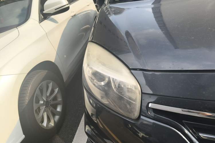 Used Renault Koleos 2013 2.5L 4x4 Comfort Edition with Navigation Right Front Headlight