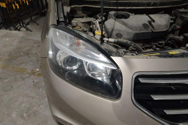 Used Renault Koleos 2013 2.5L 4x4 Comfort Edition Right Front Headlight
