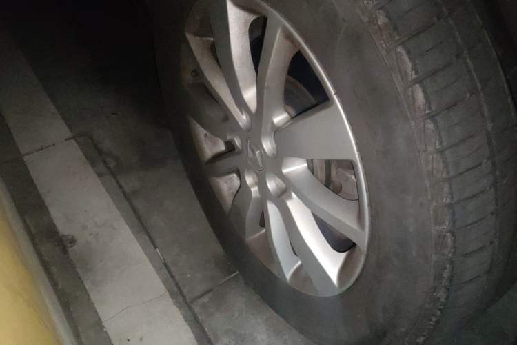 Used Renault Koleos 2013 2.5L 4x4 Comfort Edition Right Front Wheel Hub