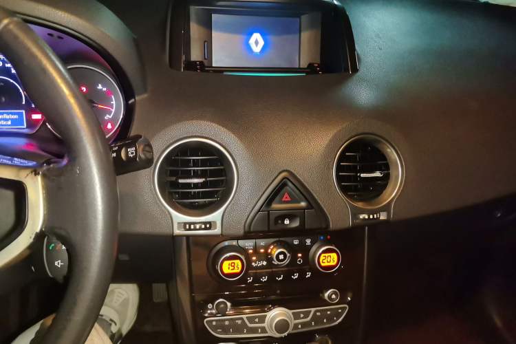 Used Renault Koleos 2013 2.5L 4x4 Comfort Edition Audio And AC Panel