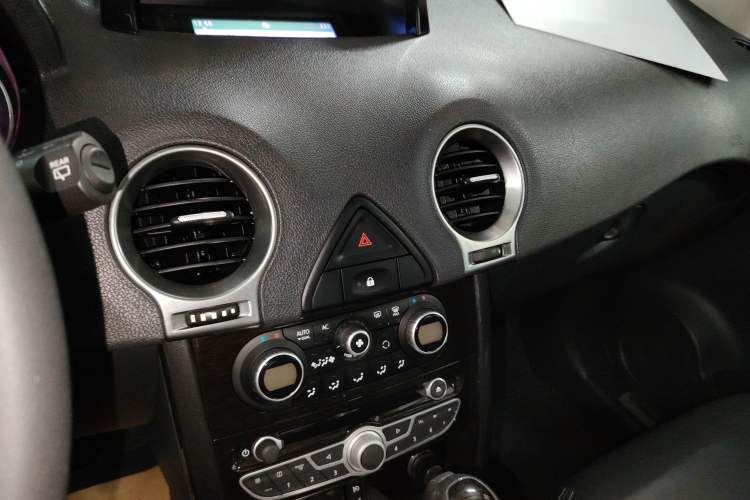 Used Renault Koleos 2013 2.5L Two-Wheel Drive Comfort Edition Audio And AC Panel