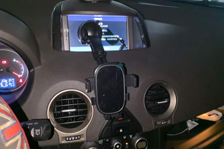 Used Renault Koleos 2013 2.5L Two-Wheel Drive Comfort Edition Audio And AC Panel