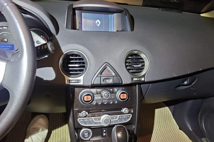 Used Renault Koleos 2013 2.5L Two-Wheel Drive Comfort Edition Audio And AC Panel