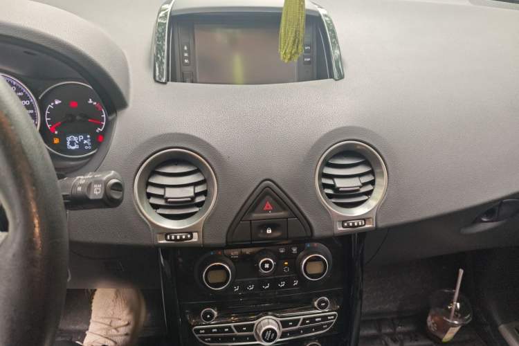 Used Renault Koleos 2013 2.5L Two-Wheel Drive Luxury Navigation Edition Audio And AC Panel