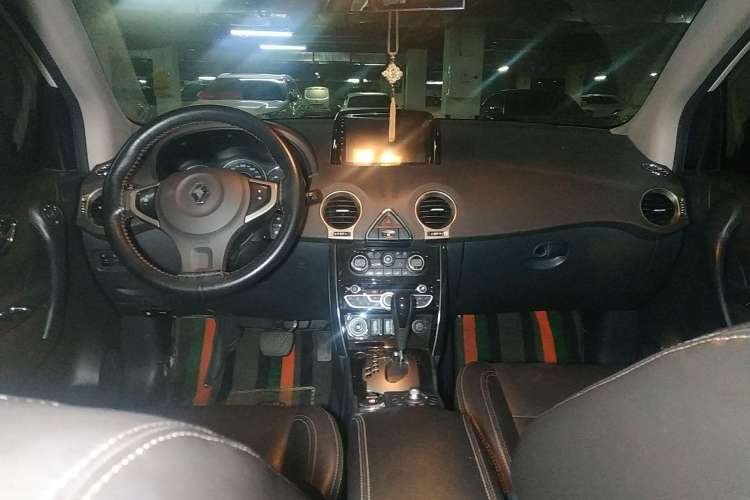 Used Renault Koleos 2013 2.5L 4x4 Comfort Edition Center Console