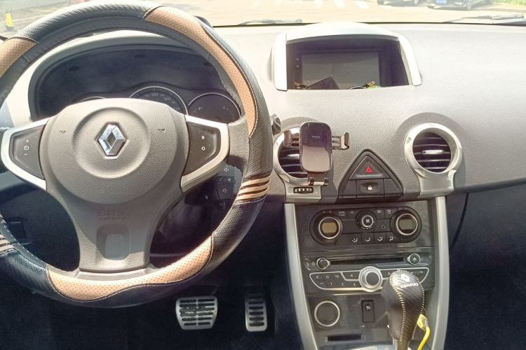 Used Renault Koleos 2013 2.5L Two-Wheel-Drive Urban Edition Center Console