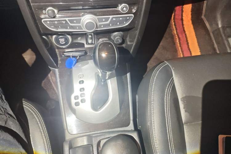 Used Renault Koleos 2013 2.5L Two-Wheel Drive Comfort Edition with Navigation Gear Lever