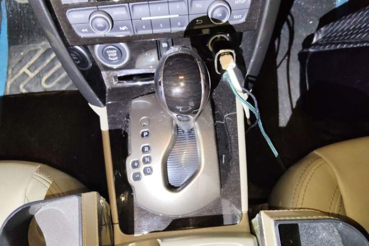 Used Renault Koleos 2013 2.5L Two-Wheel Drive Comfort Edition with Navigation Gear Lever