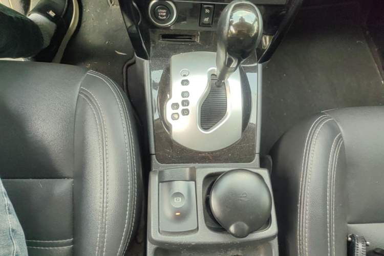 Used Renault Koleos 2013 2.5L Two-Wheel Drive Comfort Edition with Navigation Gear Lever