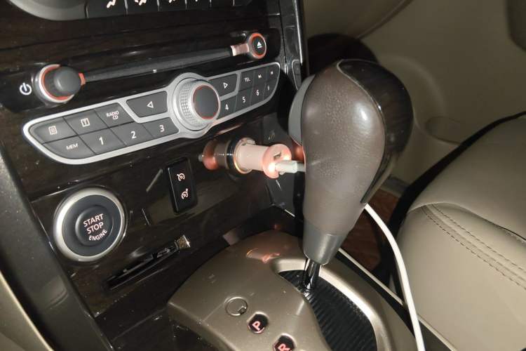 Used Renault Koleos 2013 2.5L Two-Wheel Drive Comfort Edition with Navigation Gear Lever