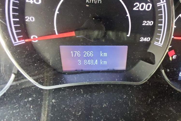 Used Renault Koleos 2013 2.5L 4x4 Comfort Edition Odometer Close Up