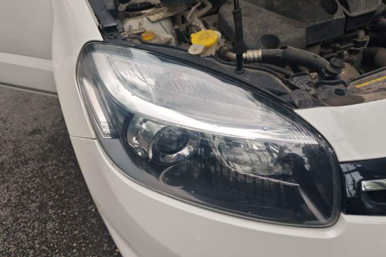 Used Renault Koleos 2013 2.5L Two-Wheel Drive Luxury Navigation Edition Right Front Headlight