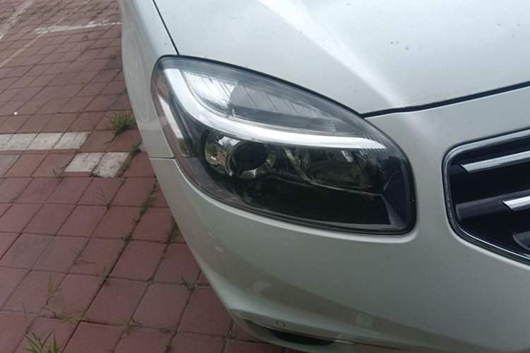 Used Renault Koleos 2013 2.5L 4x4 Comfort Edition Right Front Headlight