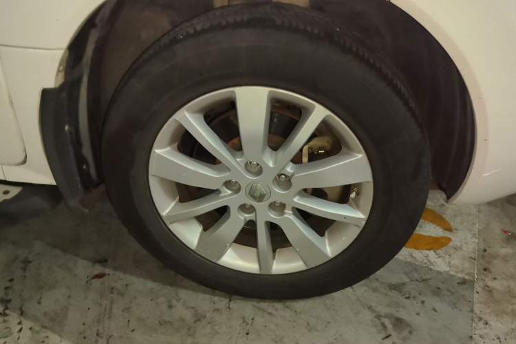 Used Renault Koleos 2013 2.5L 4x4 Comfort Edition Right Front Wheel Hub