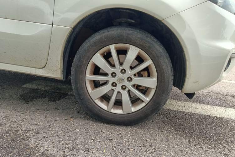 Used Renault Koleos 2013 2.5L 4x4 Comfort Edition Right Front Wheel Hub