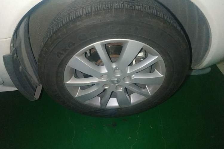 Used Renault Koleos 2013 2.5L 4x4 Comfort Edition Right Front Wheel Hub