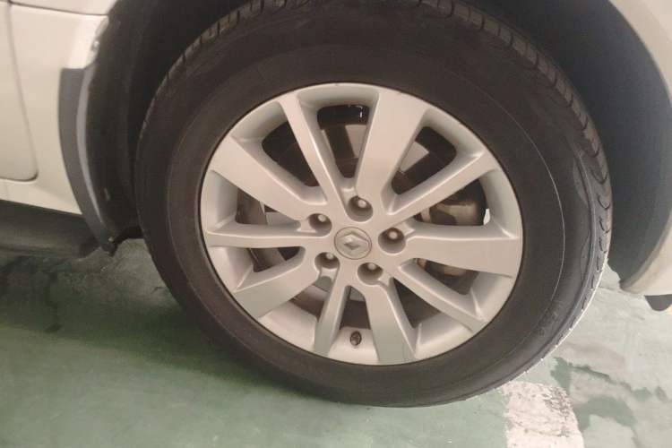 Used Renault Koleos 2013 2.5L Two-Wheel Drive Comfort Edition with Navigation Right Front Wheel Hub