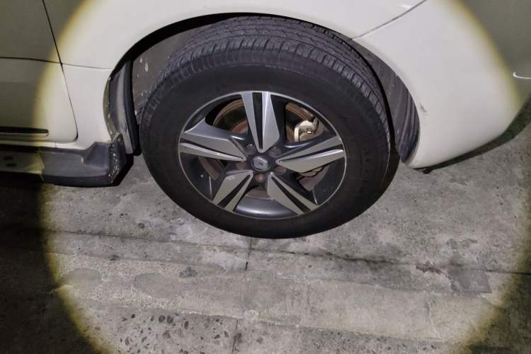 Used Renault Koleos 2013 2.5L Two-Wheel Drive Comfort Edition with Navigation Right Front Wheel Hub