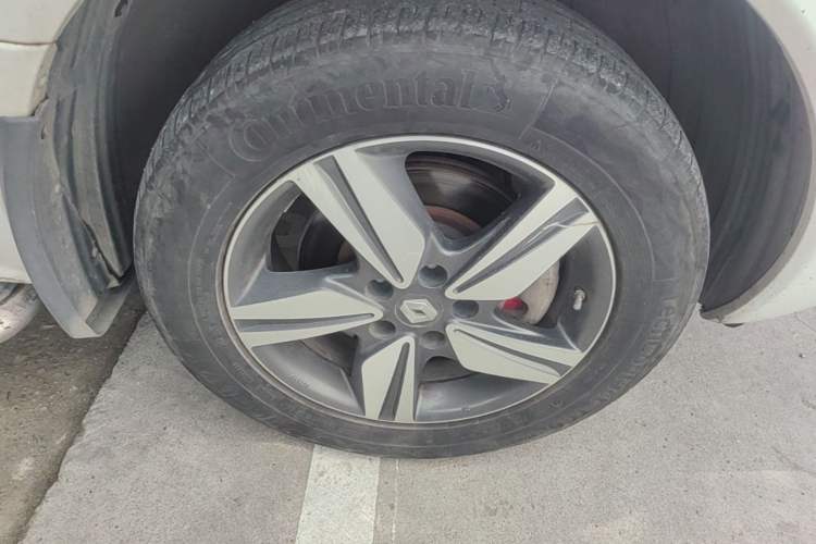 Used Renault Koleos 2013 2.5L Two-Wheel Drive Comfort Edition with Navigation Right Front Wheel Hub