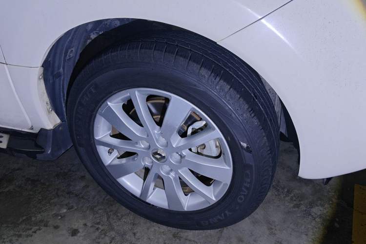 Used Renault Koleos 2013 2.5L Two-Wheel Drive Comfort Edition with Navigation Right Front Wheel Hub