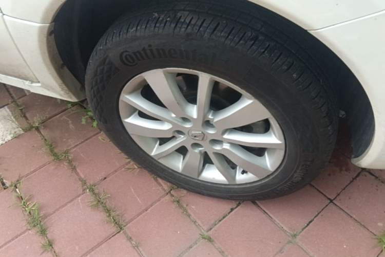Used Renault Koleos 2013 2.5L 4x4 Comfort Edition Right Front Wheel Hub