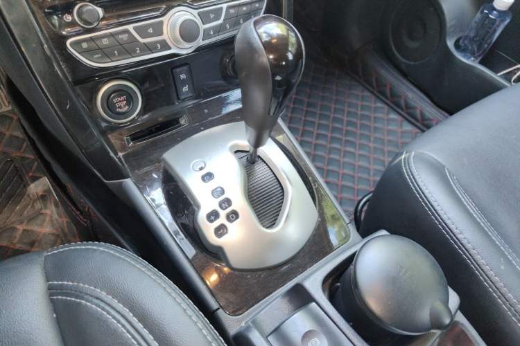 Used Renault Koleos 2013 2.5L Two-Wheel Drive Comfort Edition with Navigation Gear Lever