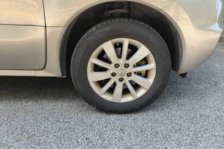 Used Renault Koleos 2013 2.5L Two-Wheel Drive Comfort Edition with Navigation Right Front Wheel Hub