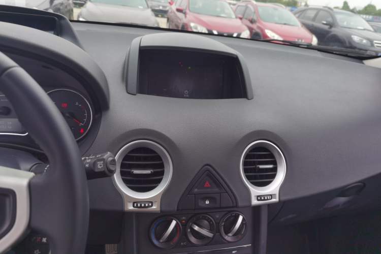 Used Renault Koleos 2014 Revised Version 2.0L Two-Wheel Drive Smart Enjoyment Edition Audio And AC Panel