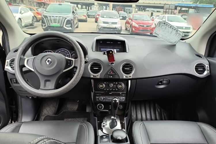Used Renault Koleos 2014 Revised Version 2.5L Two-Wheel Drive Comfort Edition Center Console