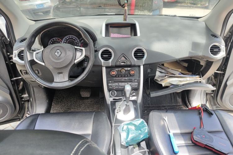 Used Renault Koleos 2014 2.0L Two-Wheel Drive Fashion Edition Center Console