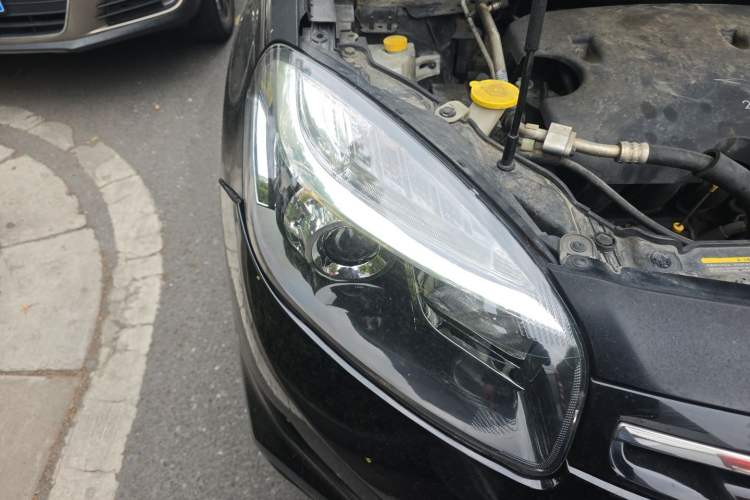 Used Renault Koleos 2014 2.0L Two-Wheel Drive Fashion Edition Engine Bay Right