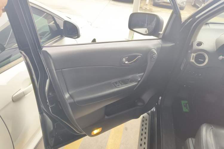 Used Renault Koleos 2014 Revised Version 2.0L Two-Wheel Drive Fashion Edition Left Front Door Interior