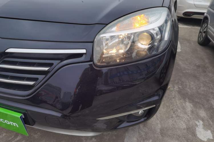 Used Renault Koleos 2014 Revised Version 2.0L Two-Wheel Drive Smart Enjoyment Edition Left Front Headlight
