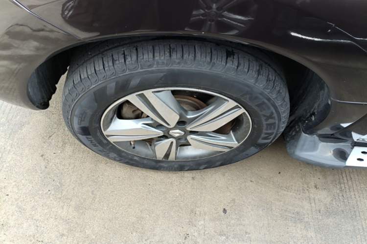 Used Renault Koleos 2014 Revised Version 2.5L Two-Wheel Drive Comfort Edition Left Front Wheel Hub
