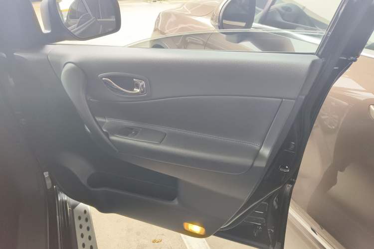 Used Renault Koleos 2014 Revised Version 2.0L Two-Wheel Drive Fashion Edition Right Front Door Interior