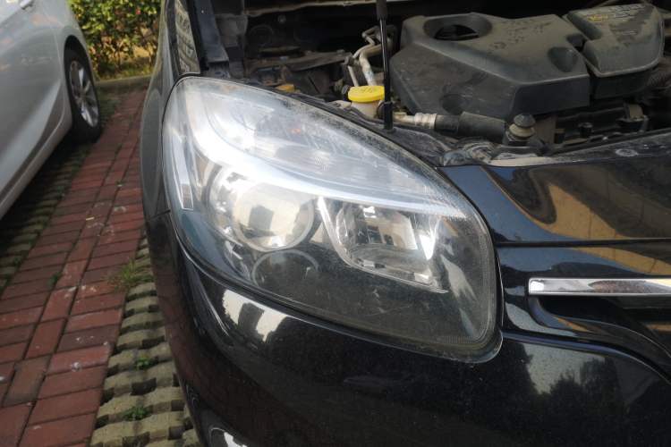 Used Renault Koleos 2014 2.5L 4x4 Comfort Edition Right Front Headlight