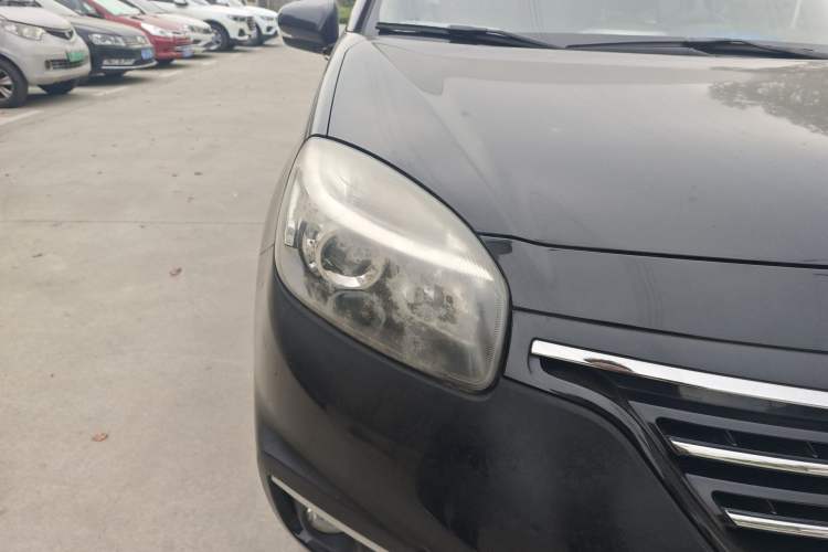 Used Renault Koleos 2014 Revised Version 2.0L Two-Wheel Drive Fashion Edition Right Front Headlight