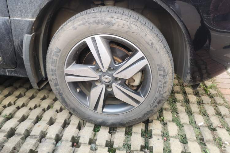 Used Renault Koleos 2014 2.5L 4x4 Comfort Edition Right Front Wheel Hub