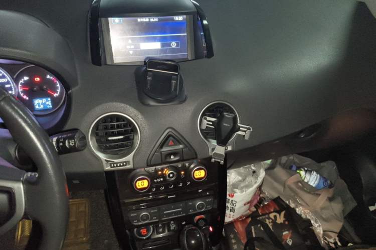Used Renault Koleos 2014 2.5L 4x4 Comfort Edition Audio And AC Panel