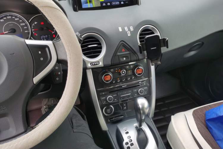Used Renault Koleos 2014 Revised Version 2.0L Two-Wheel Drive Fashion Edition Audio And AC Panel